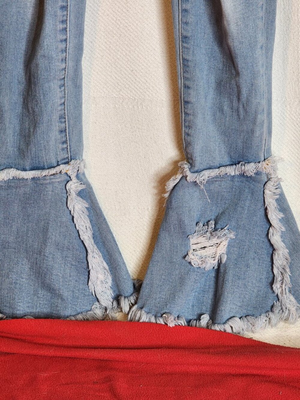 Akira Light Wash Distressed Cotton Poly Span Fringe Flare Bottom Jeans Sz 9 W28 - Picture 7 of 16